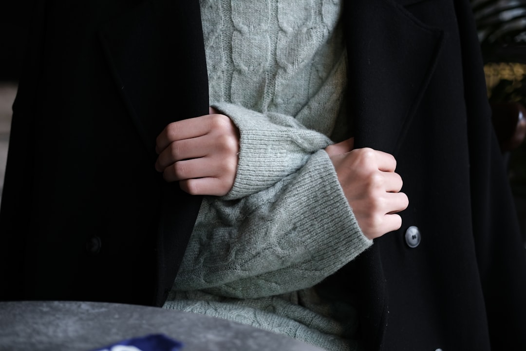 Jak zawiązać bandanę na nadgarstku: proste kroki